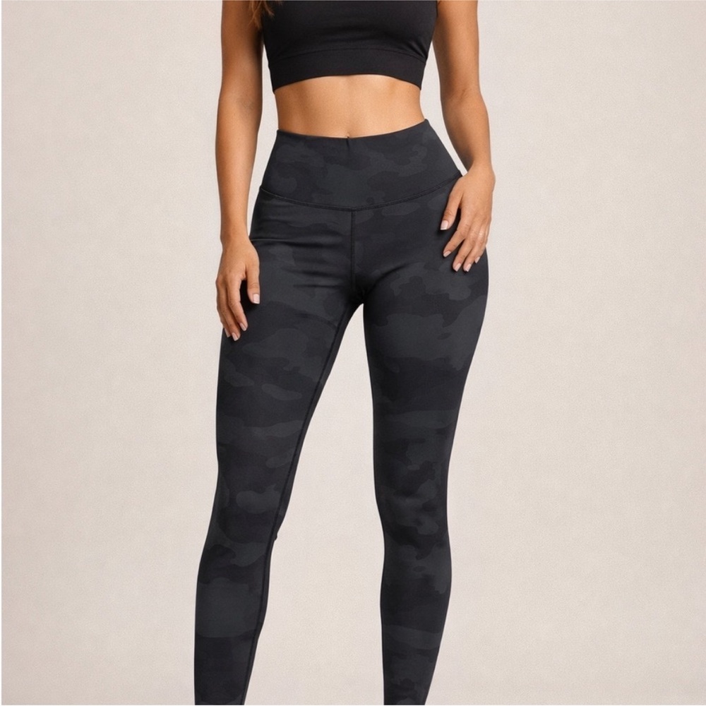 ALO Yoga Black Camo Leggings size medium